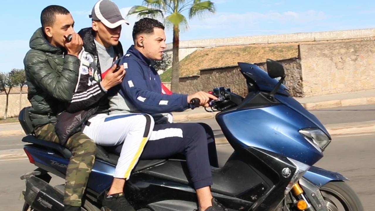 الشرطي يبحث عن الشفار ..لكنه لايعرف أنه مع زوجته(يستحق المشاهدة)