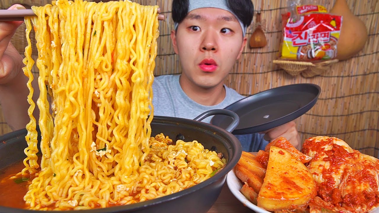 진라면매운맛 계란 넣고 김치랑 야무지게~ 리뉴얼 됐다는데 더 맛있어진 느낌..? SPICY JINRAMEN KIMCHI KOREAN FOOD ASMR MUKBANG.