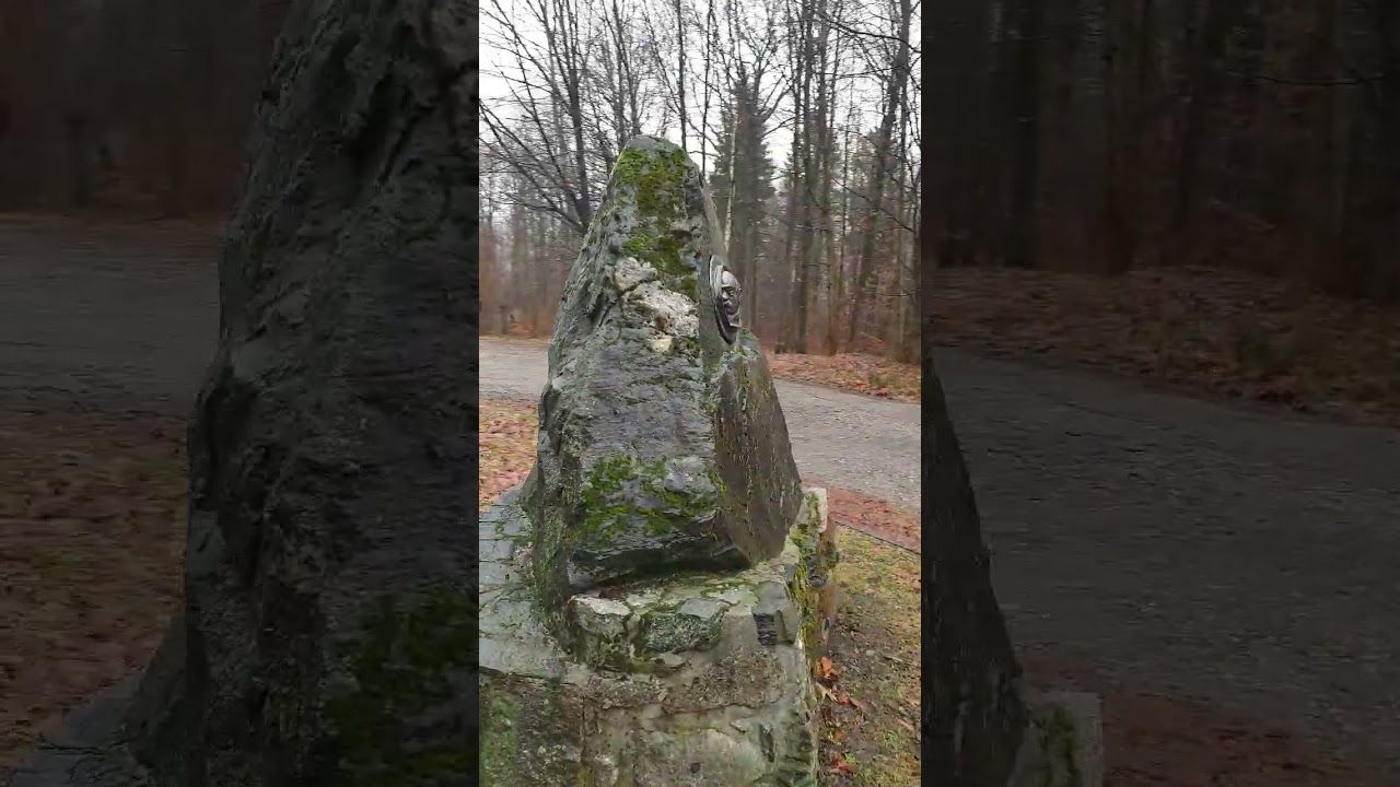 Der pyramidenf&ouml;rmige Bismarckstein im Poppenwald, die Freimaurerei l&auml;sst gr&uuml;&szlig;en!