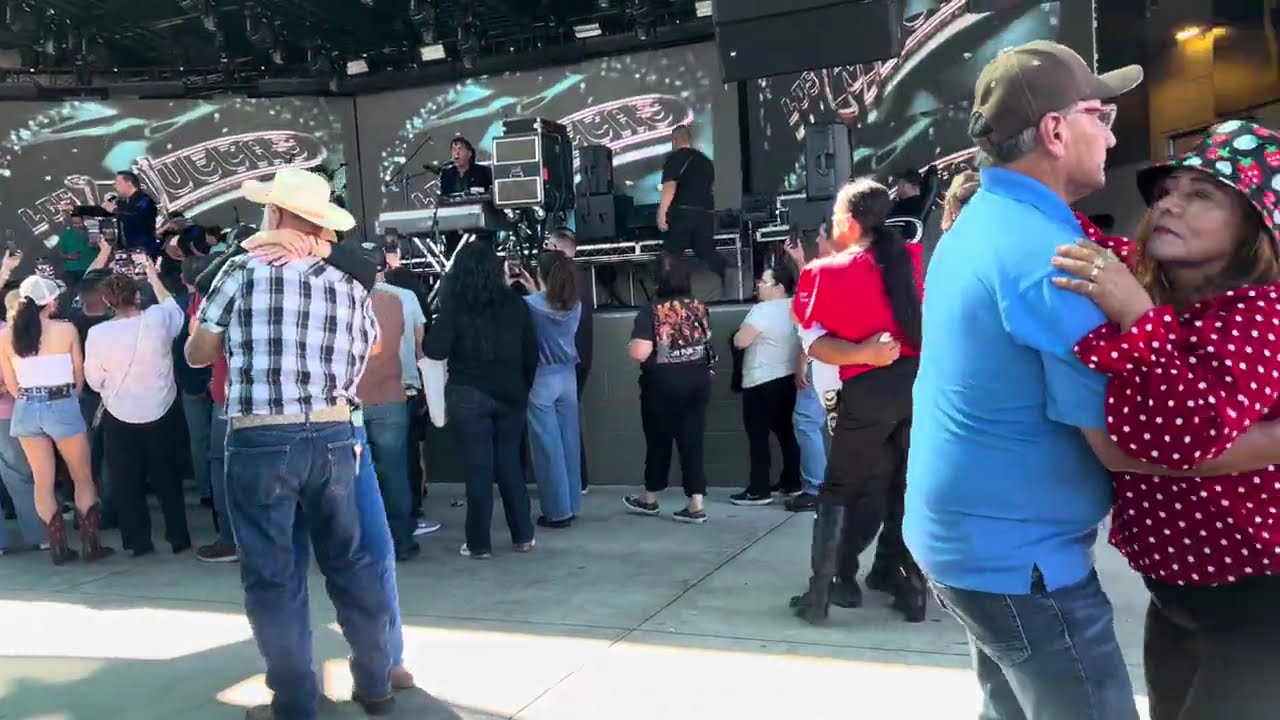 Los muecas 🎭@ Santa Fe springs #raza #losmuecas #baile #conjuntos #oldies 