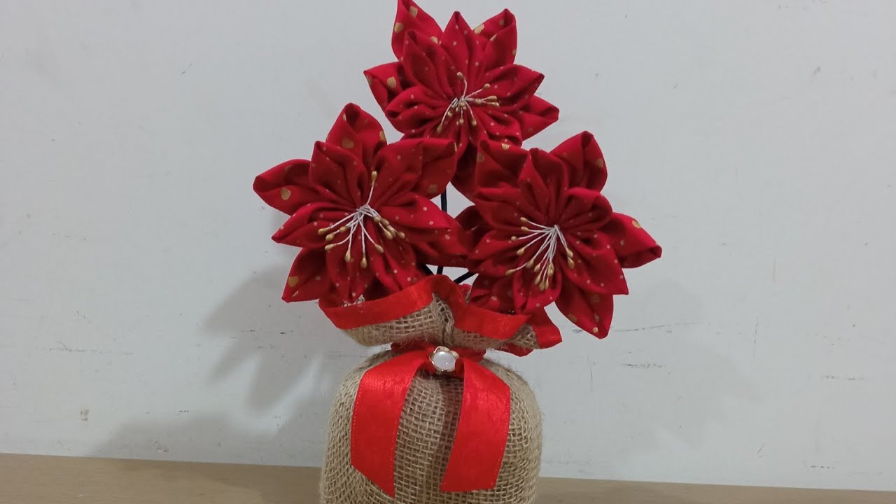 Peso de porta com flor de Natal de fuxico #fuxicos 