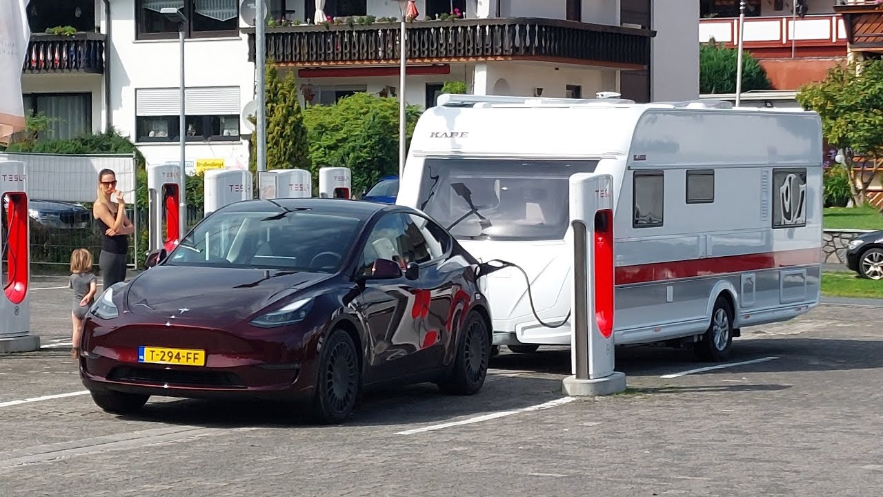 Tesla Caravan - vlog 3: Tesla Model Y LR Midnight Cherry Red + Kabe 560 Caravan richting Oostenrijk