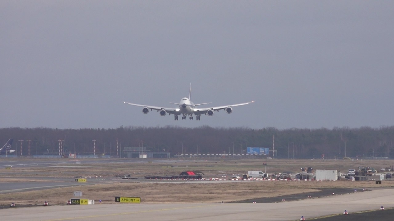 Sonniger Empfang in Frankfurt☀️ Retro Queen LH511 | B747-8 D-ABYT Landung 25L