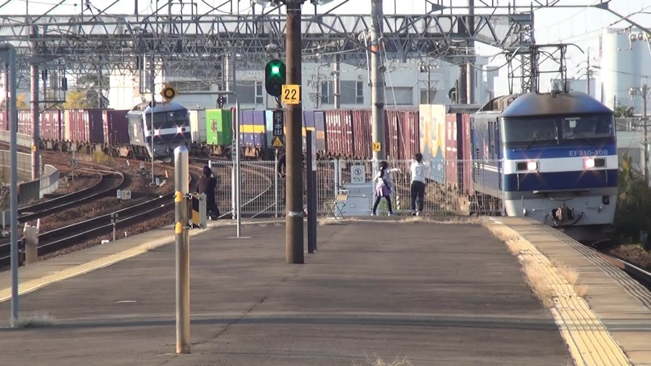 【迫力！貨物列車同士の並走2】両隣を貨物列車が駆け抜ける！ EF210-108＋コキ 1054レ＆EF210-15＋コキ 1062レ 枇杷島駅通過