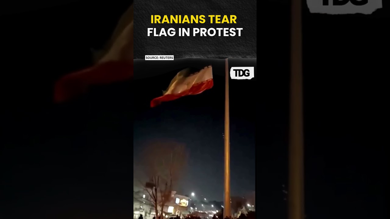 #смотрите | Иранцы рвут национальный флаг на фоне массовых протестов из-за экономических трудност...