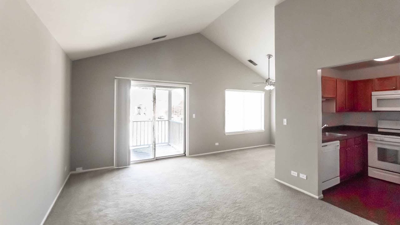 A 2-bedroom with a volume ceiling at Village Green of Schaumburg