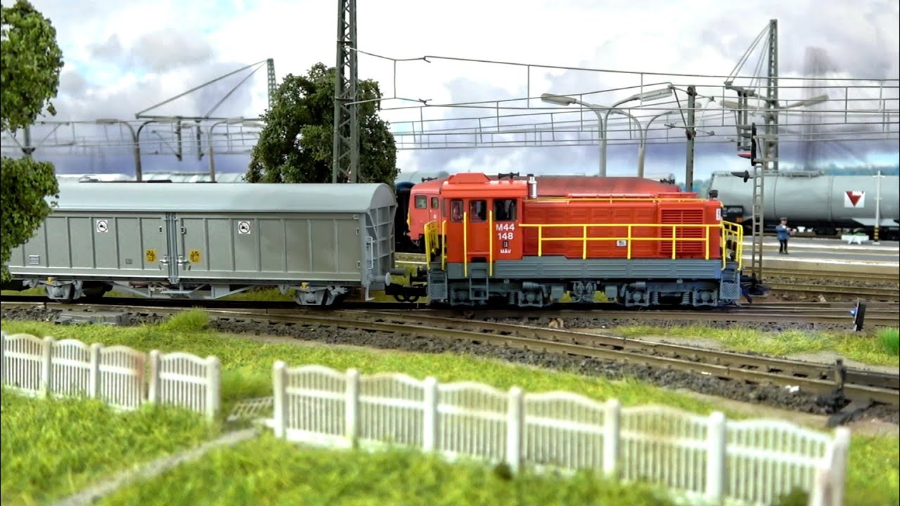 Tolatás és teherkocsi kisorozás a terepasztalon M44 Bobo-val