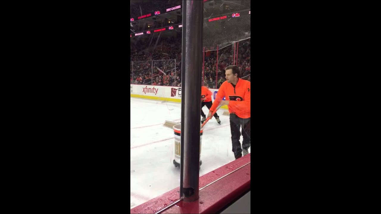 Flyers Ice Girls Take A Tumble