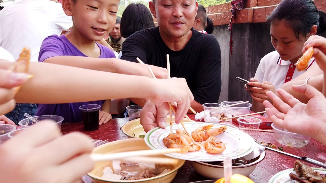 農村的酒席很熱鬧，孩子最開心，壹盤蝦剛上桌就搶光
