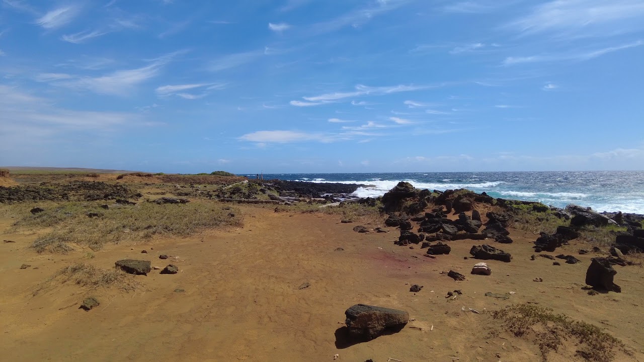 Hiking to Papokolea Beach in Hawaii, one of 4 green sand beaches in the world