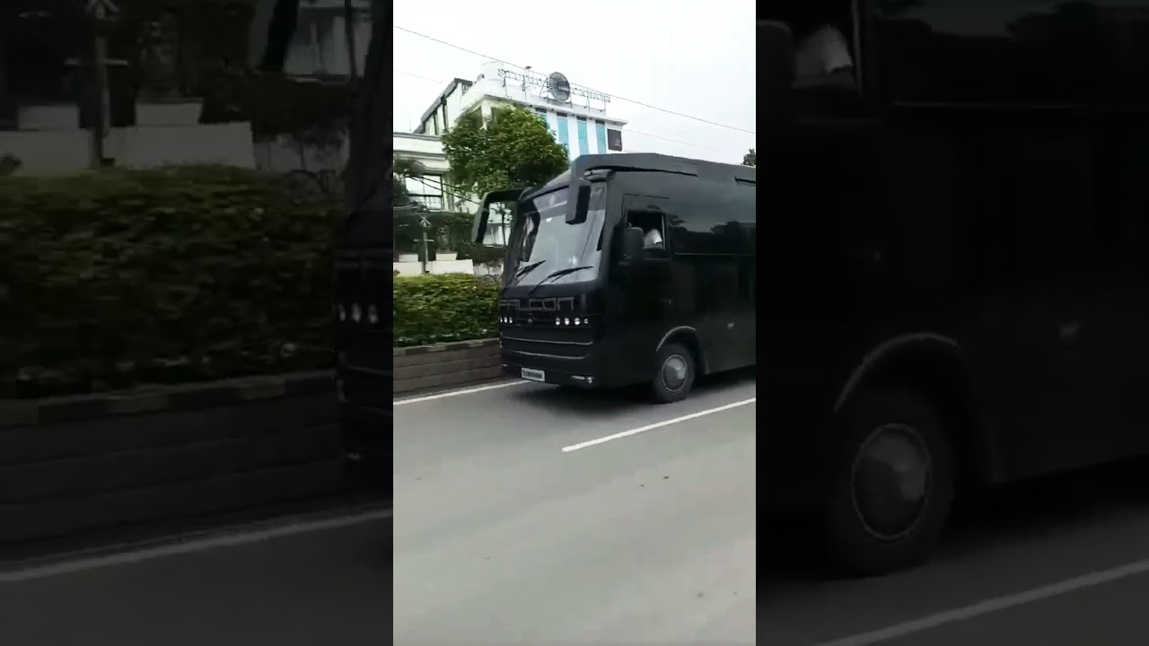 Thaggedele🔥//Spotted Actor Allu Arjun Sir's Caravan in HYDERABAD🤯🥵//