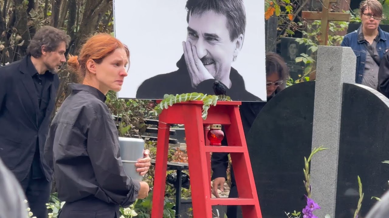 СКАНДАЛ ! ВЛАСТИ САНКТ-ПЕТЕРБУРГА ОТКАЗАЛИСЬ ХОРОНИТЬ РЕЖИССЁРА ЮРИЯ БУТУСОВА НА КЛАДБИЩЕ В КОМАРОВО