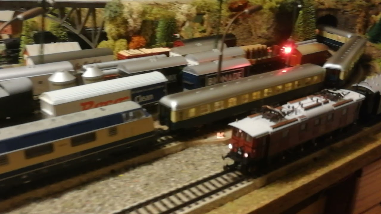 Roter Pfeil und E52 mit bayrische Schnellzug