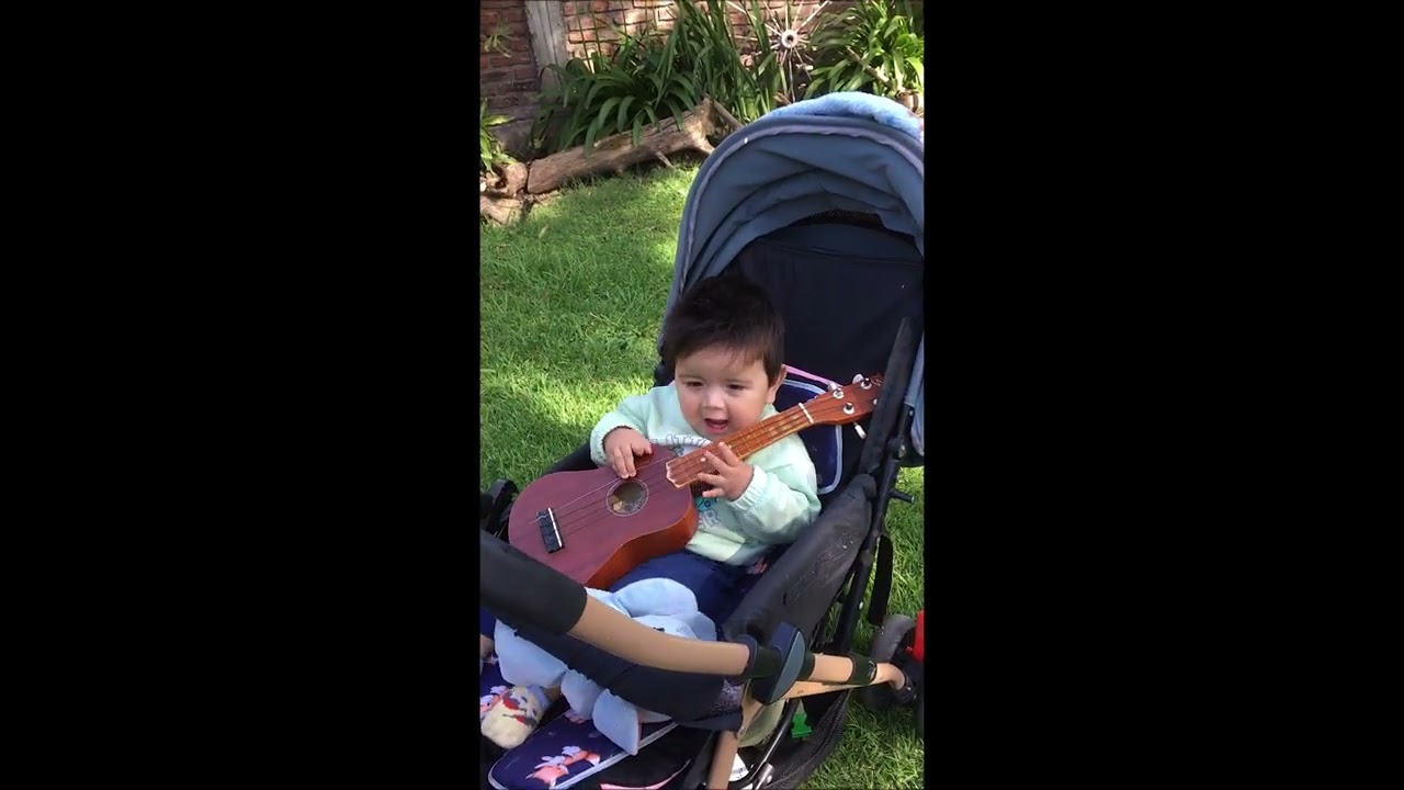 Damian chazarreta y sus primeros encuentros con la musica / Baby playing guitar