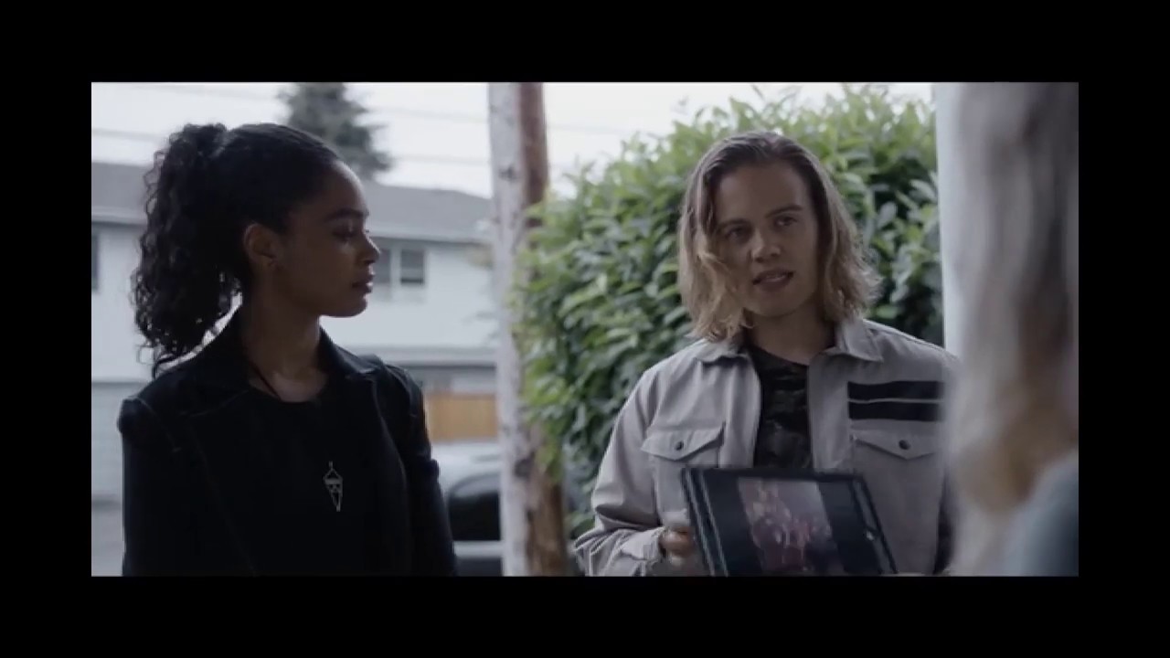 Travelers 2x08 Carly and Philip team up
