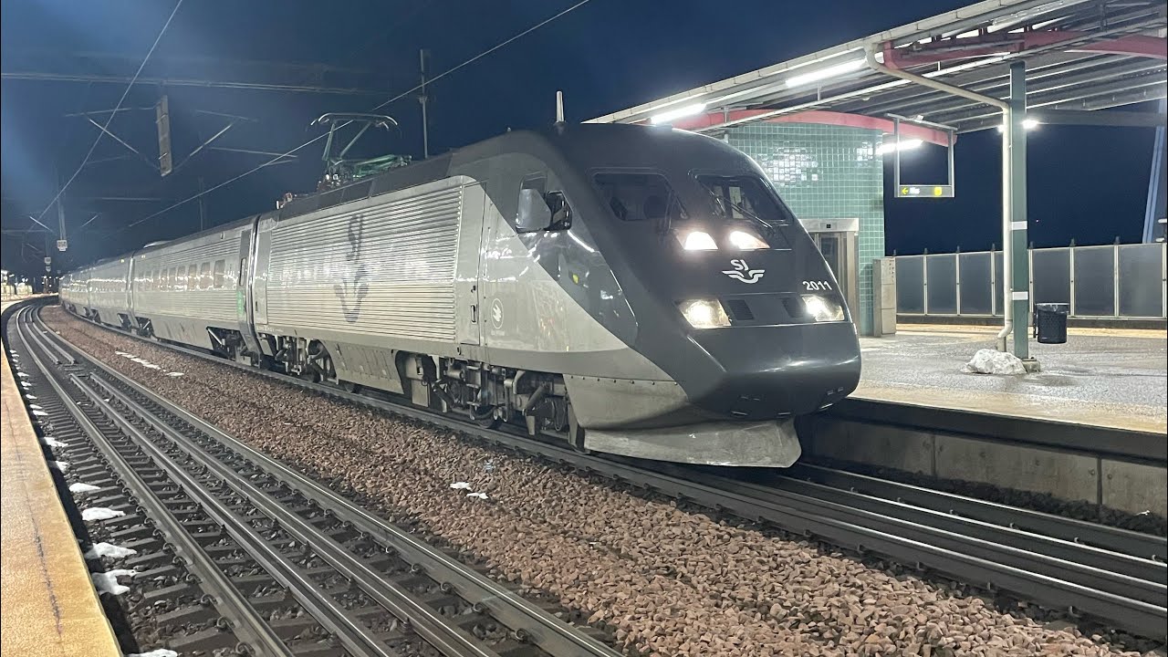 Tåg på Södertälje syd en november kväll
