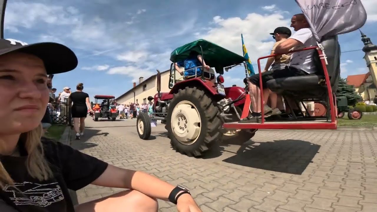 OLD ROL - przejazd kolumny starych ciągnik&oacute;w