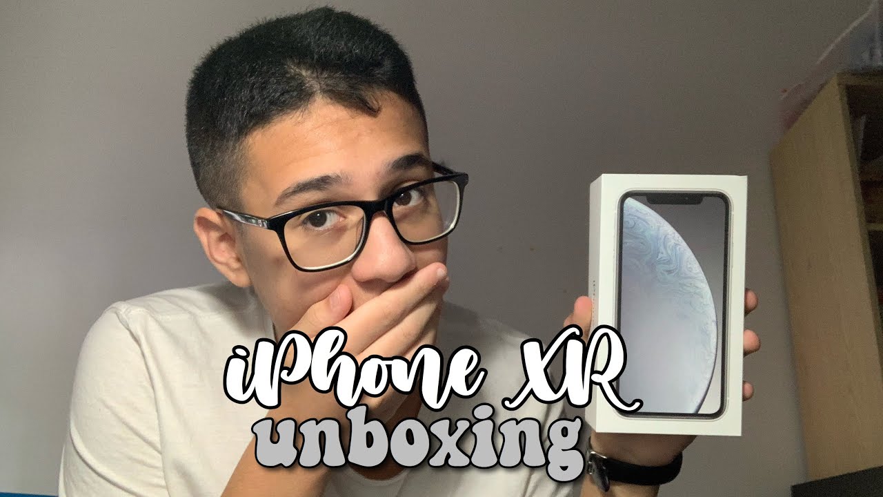unboxing iPhone XR