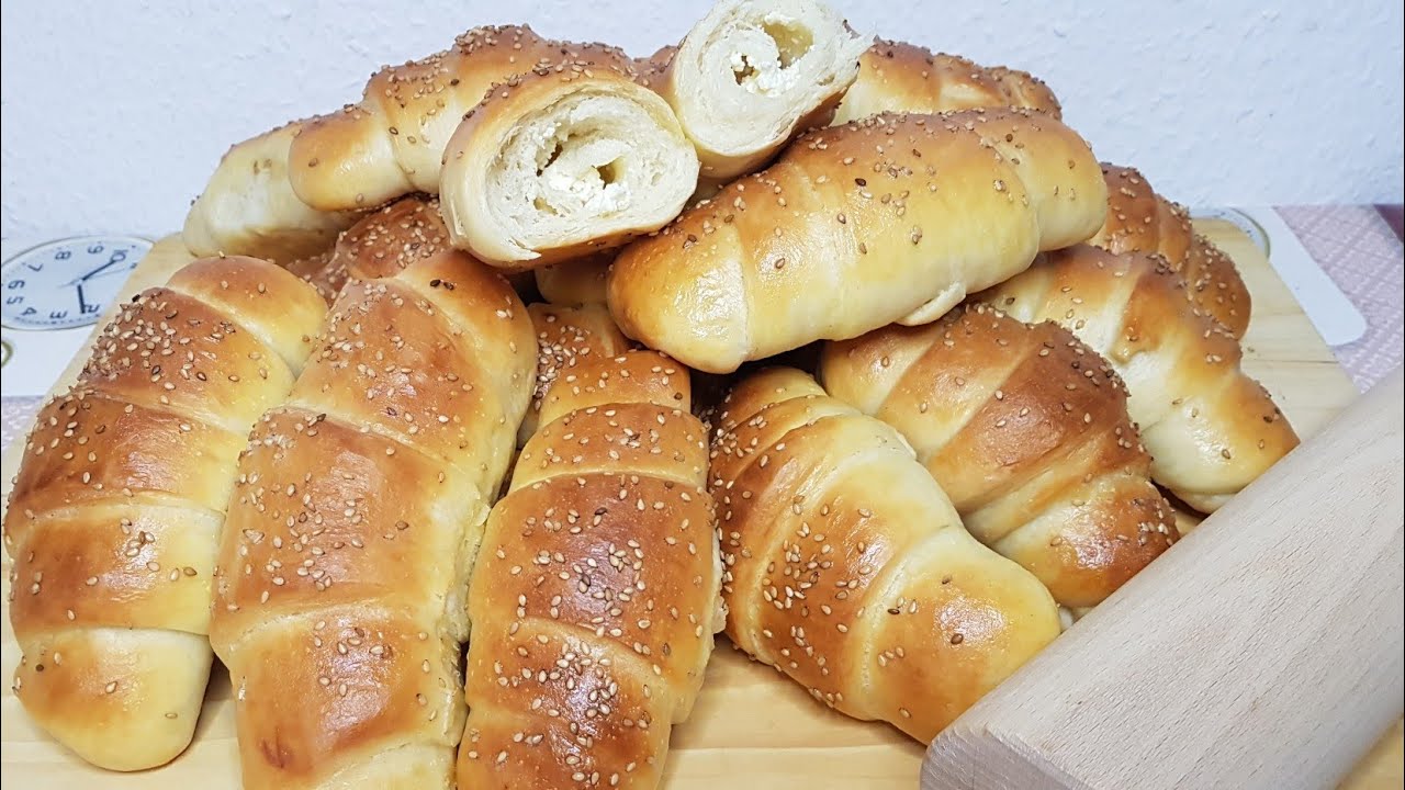 Меки,пухкави и топящи се в устата кифлички със сирене!