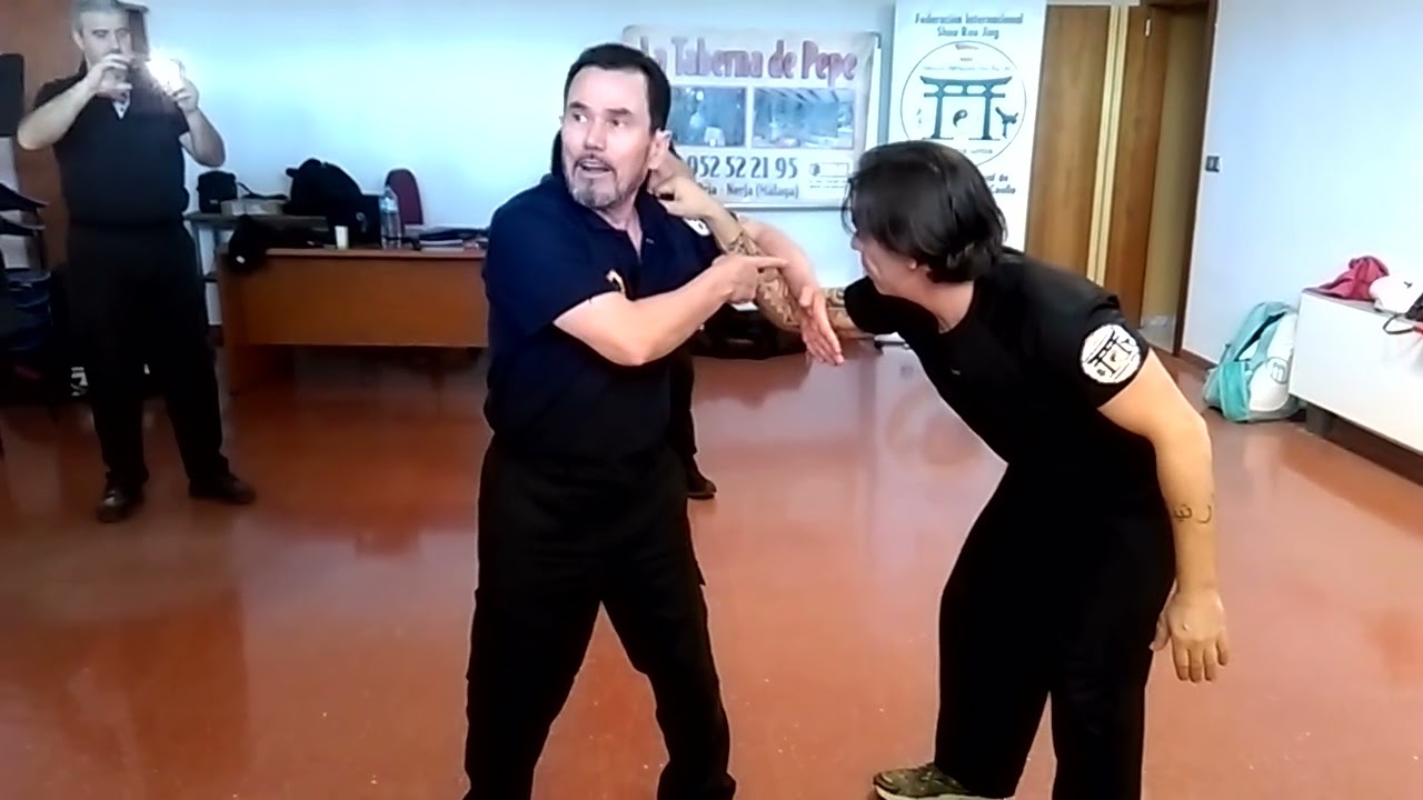 Explicando técnicas de defensa policial -2. Maestro José Coello.