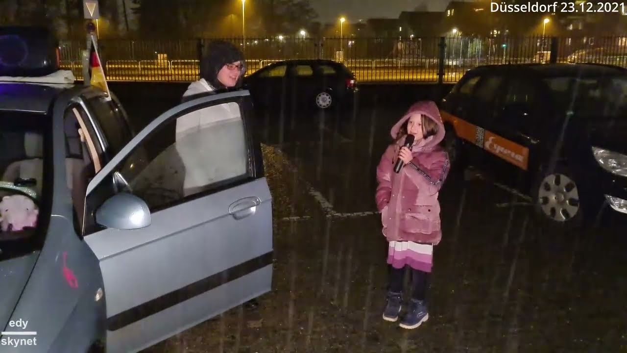 Frohe #Weihnachten 2021 - Mutiges M&auml;dchen singt beim #Autokorso in #D&uuml;sseldorf