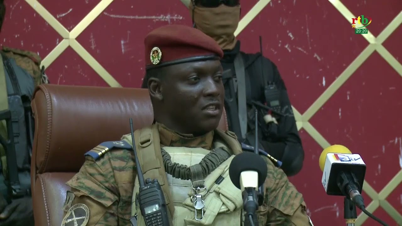 Rencontre du nouveau Président du MPSR, le capitaine Ibrahim TRAORE avec les SG des ministères