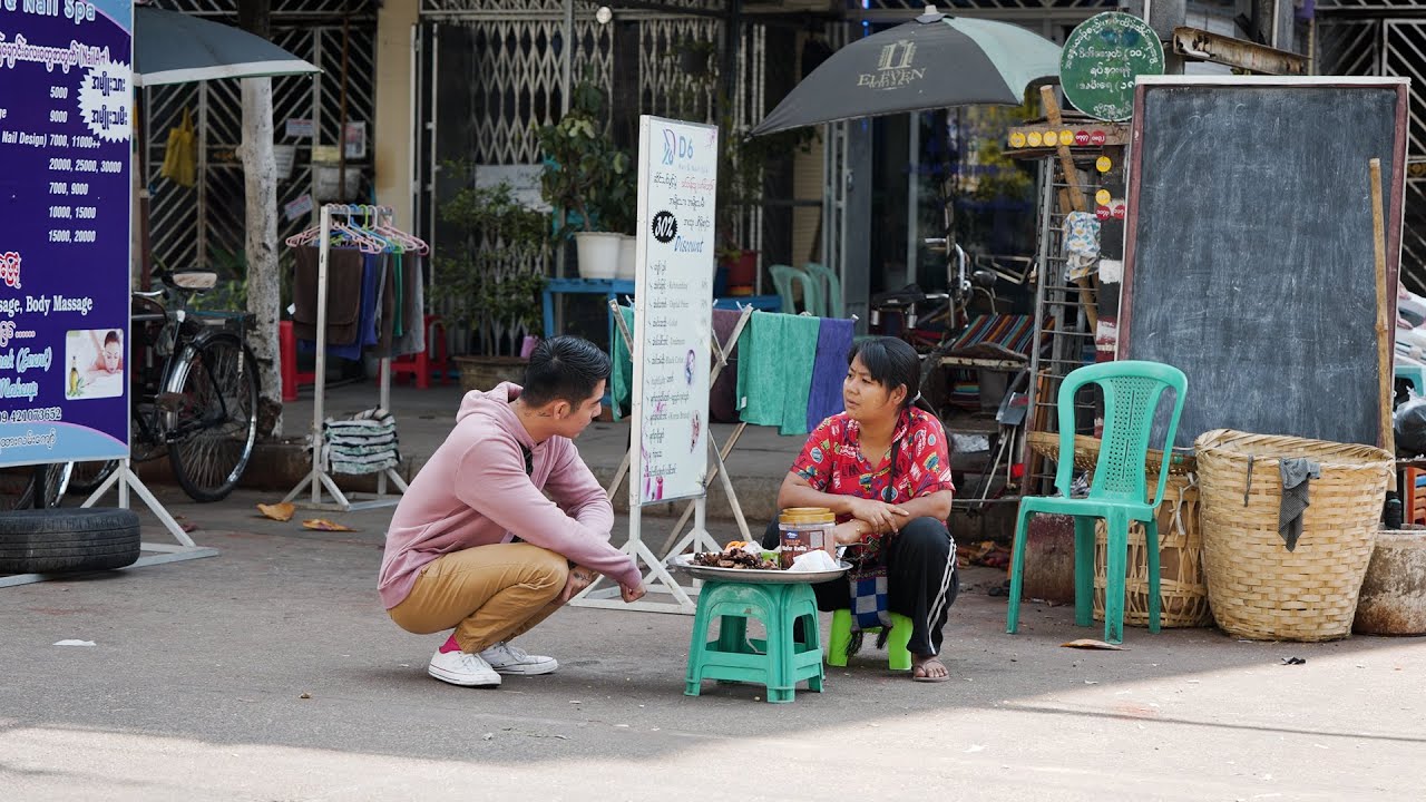 သူစိမ်းများအား ဘာမှမပြောပဲစိုက်ကြည့်နေသောအခါ