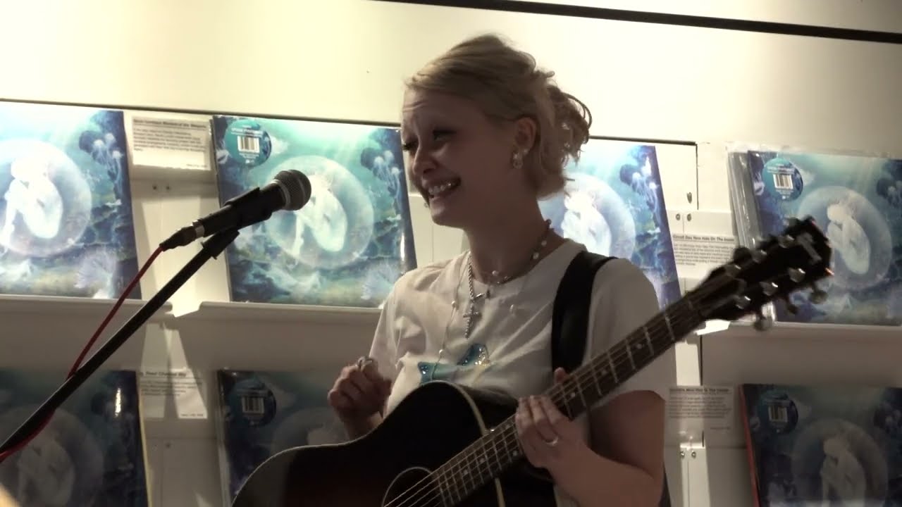 Chloe Moriondo - shoreline (Rough Trade, NYC 3/28/25)