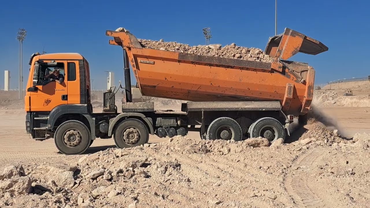 حصري لقناة مشاريع أكادير / صور من داخل الورش بمحيط ملعب أدرار من طرف شركة Kate Equipement