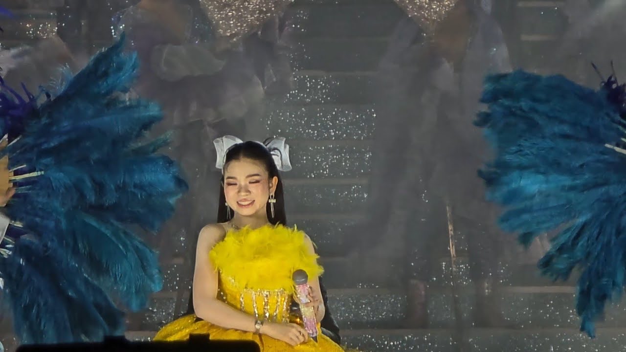 ตลึง นาทีอุ๋งอิ๋งเปลี่ยนชุดกลางเวที#สาวน้อยเพชรบ้านแพง 