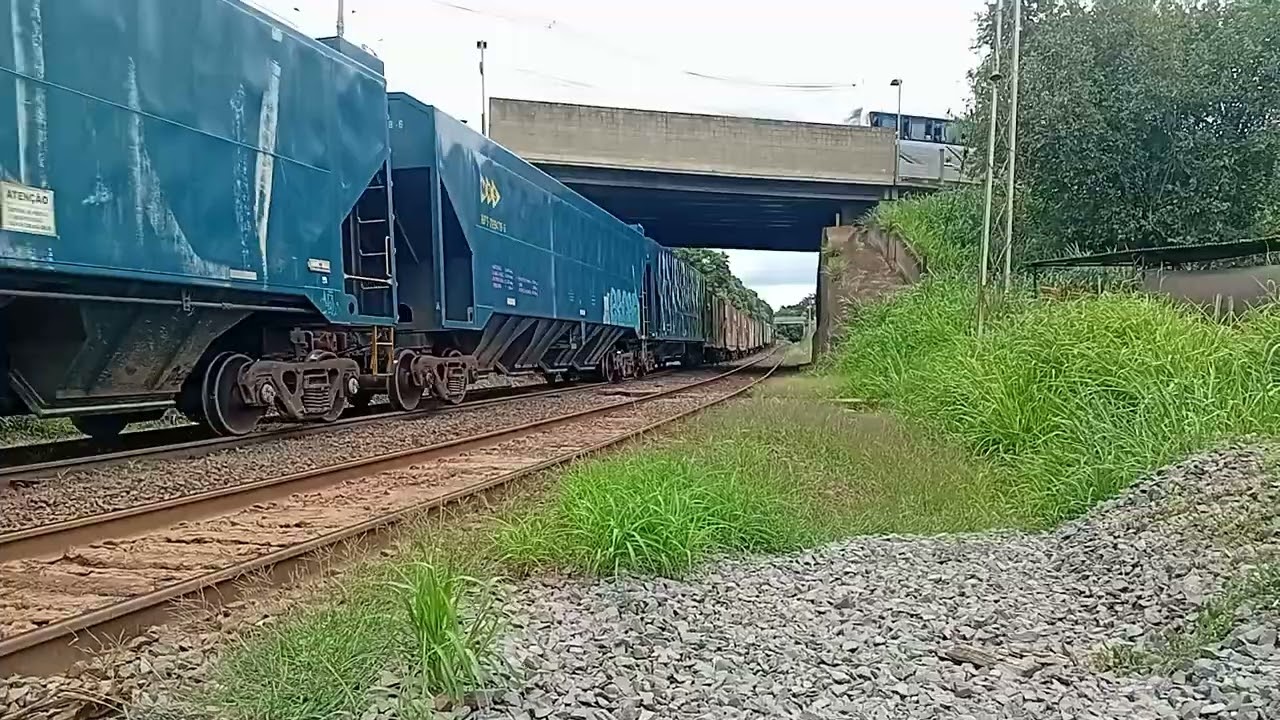 Graneleiro MRS vazio sentido ZRX com 3 locomotivas AC44I 1lider 1comandada 1desligada com 1 vagão 