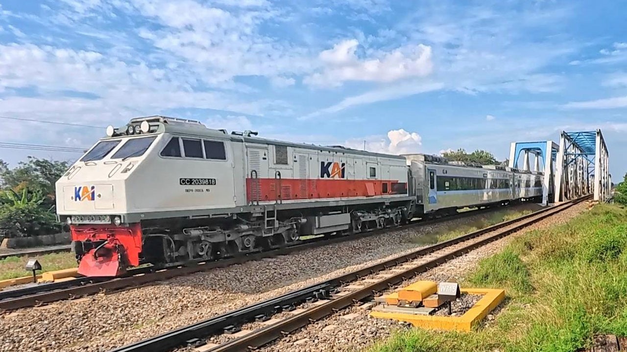 Kereta Api Kepala Merah Lokomotif cc201 dan 203 Narik Gerbong Panjang Melewati Perlintasan