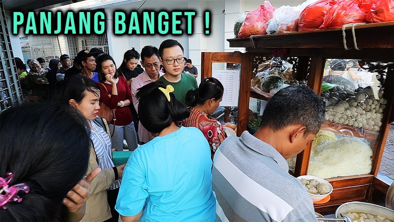 SIAP ANTRI BUAT SEMANGKOK BAKSO DI EMPERAN RUKO!