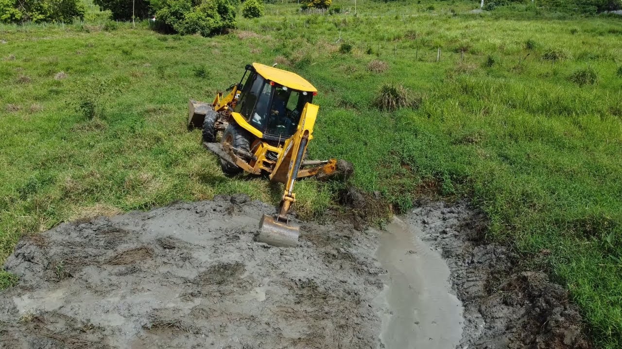 #jcb3cx Trabalhando no Brejo, Como Posicionar a Retroescavadeira na Valeta