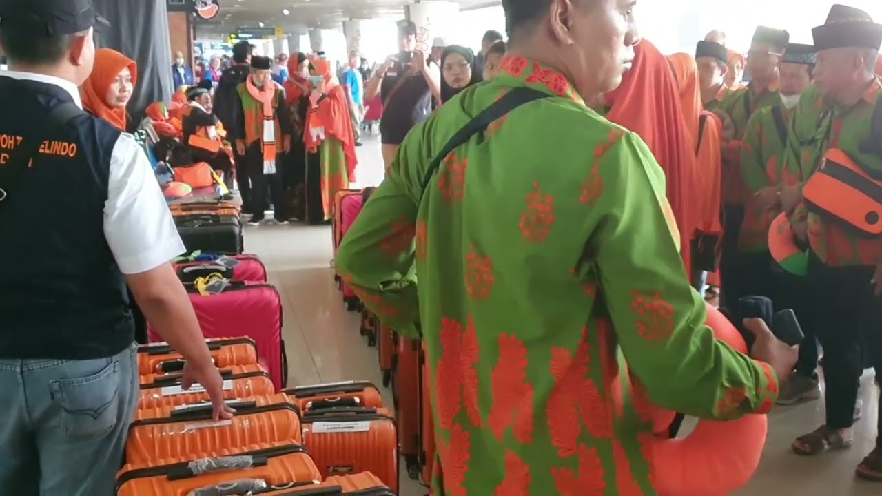 PEMBERANGKATAN JAMAAH UMROH SYAWAL 27 MEI 2022 BANDARA JUANDA SURABAYA PT AN NAMIROH TRAVELINDO