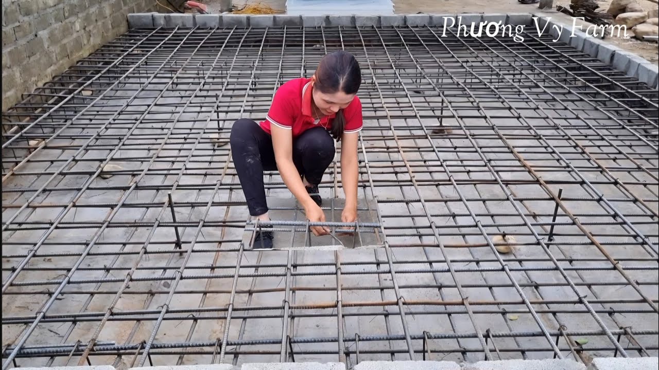 Pour reinforced concrete for the bottom of the 200m3 water storage tank using 18mm and 24mm rebar.