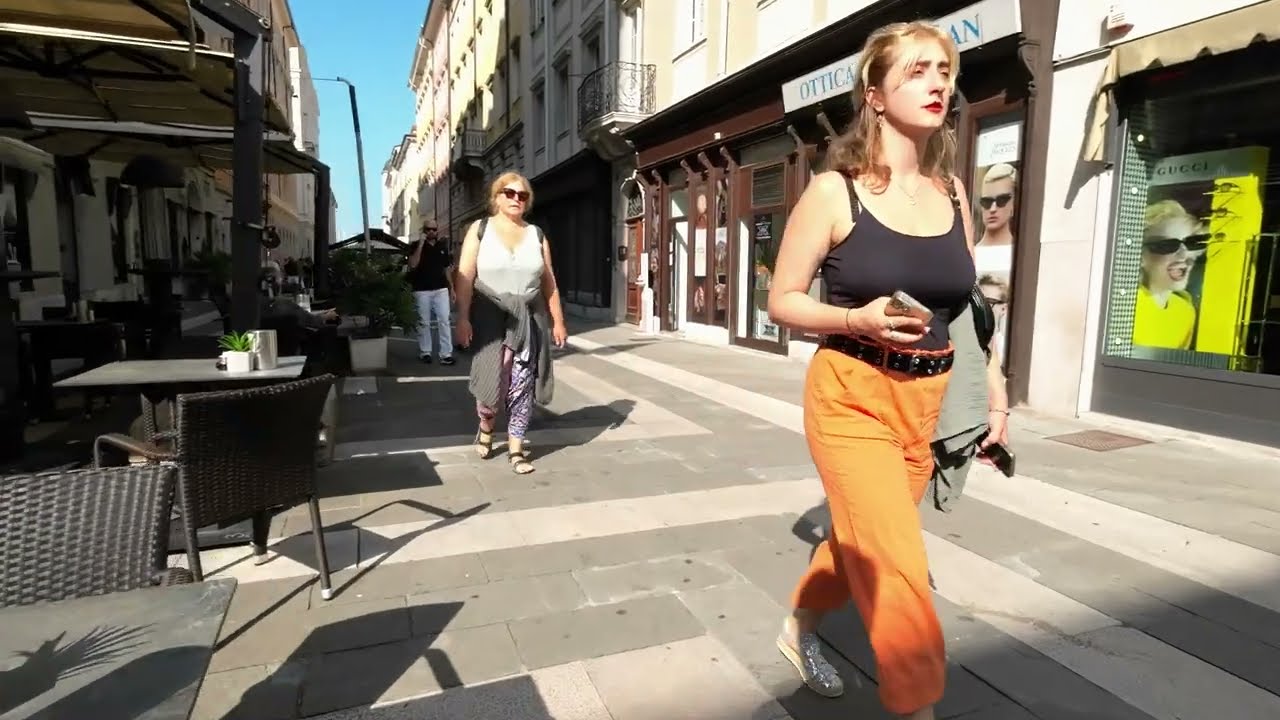 Lets take a walk in Trieste - Shopping streets - Video 4