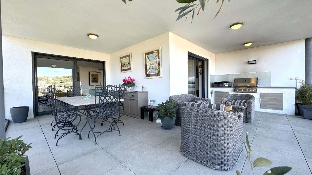 Exclusivité. Sanary-sur-Mer, quartier de Portissol, à 350 m du port, résidence de standing 2016.