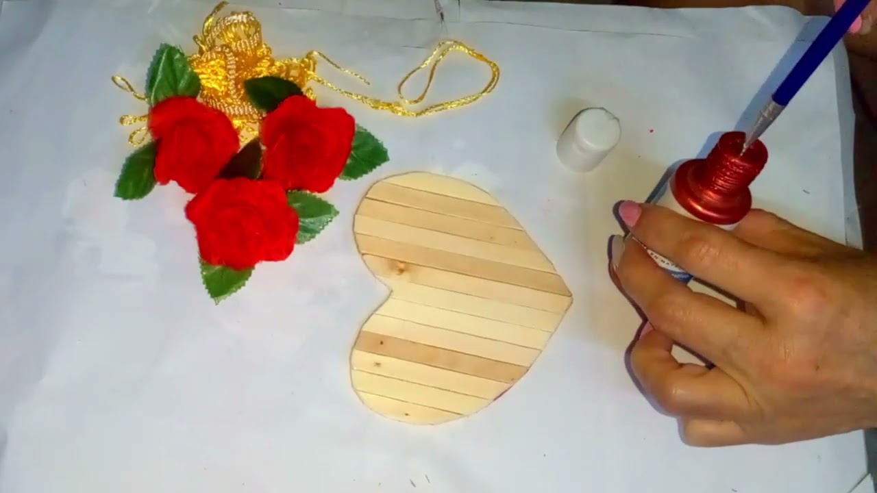 CORAZÓN COLGANTE Porta foto con paletas de helado fácil para San Valentín