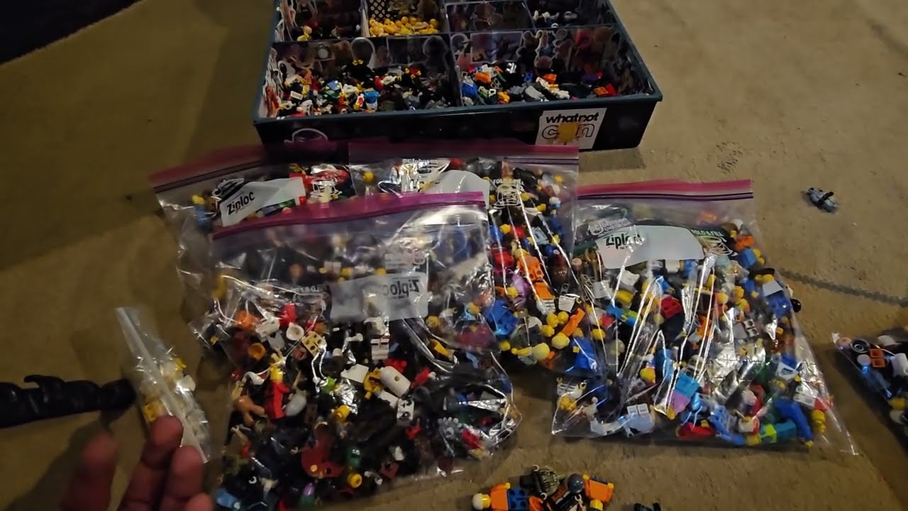 Lego -  Difference between real minifigs and fake.
