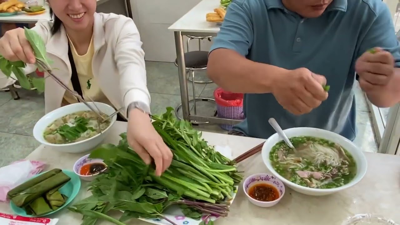 PHO HOA Pasteur Restaurant Saigon food tour part 2. Cuina Vietnamita