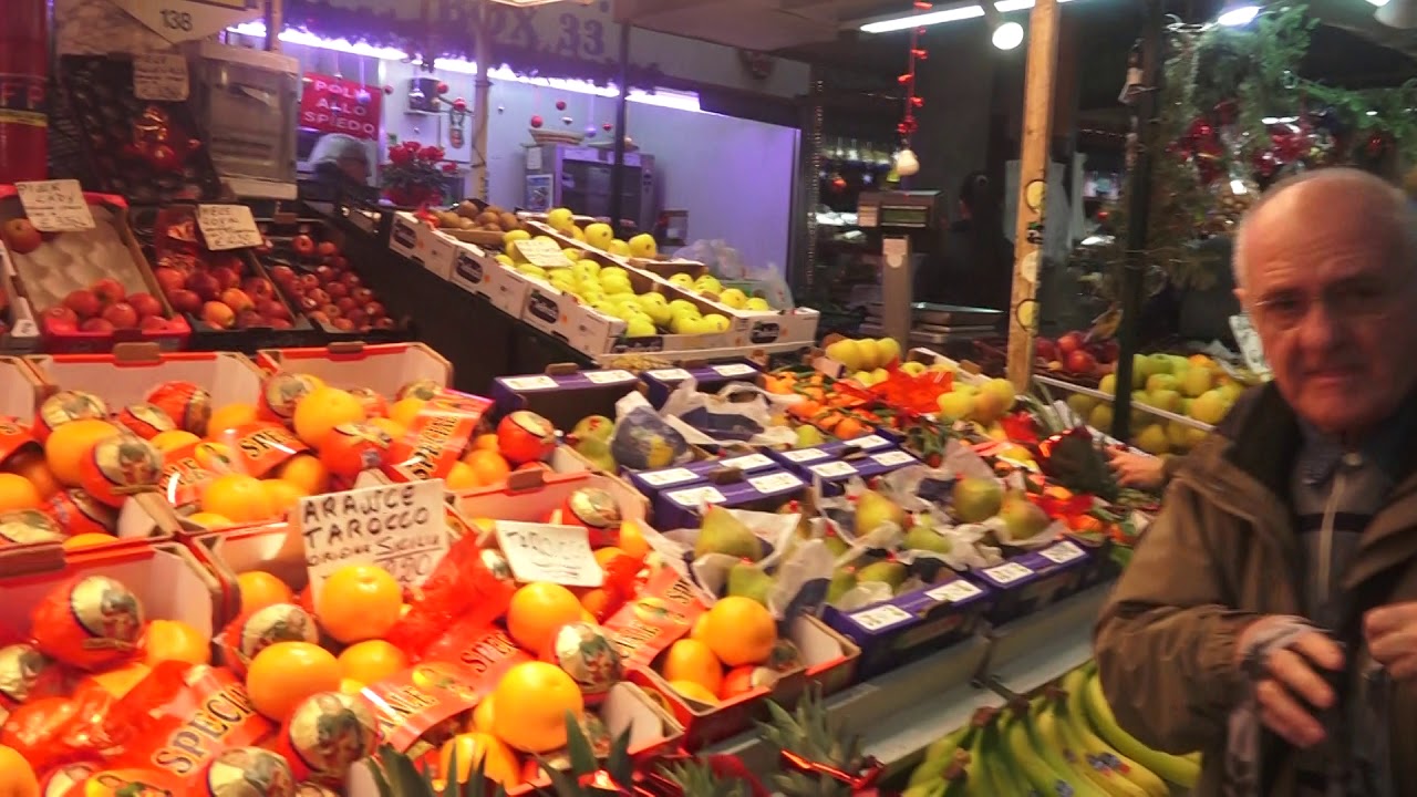 In giro per il mercato Orientale Genova Vigilia di Natale