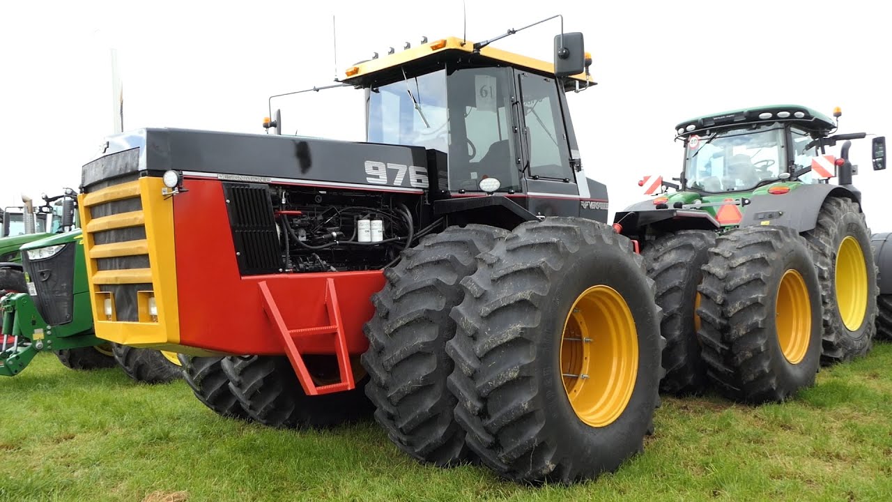Versatile 976 in front of the Sledge during an Tractor Pulling Event | Nice looking tractor