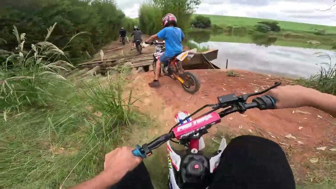 trilha no meio da ponte.