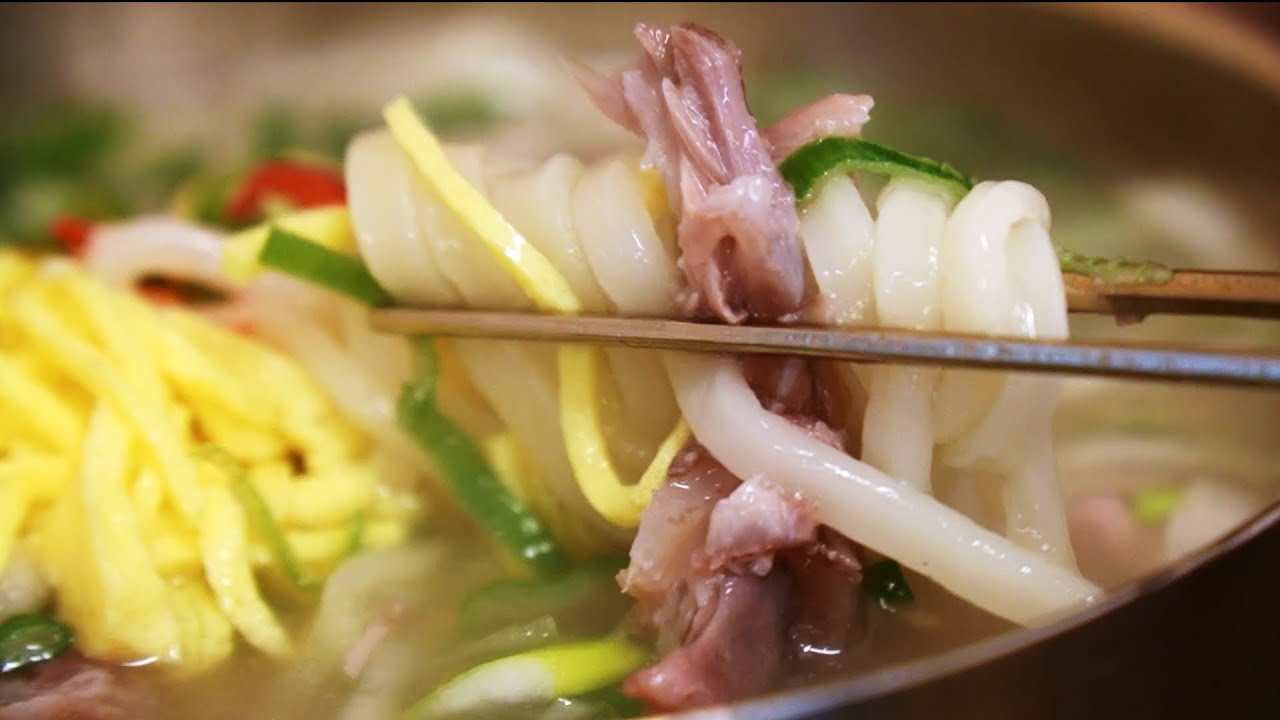 [Inside the Kitchen] How to Make Korean Style Pork-Bone Kalguksu(Chopped noodle soup)