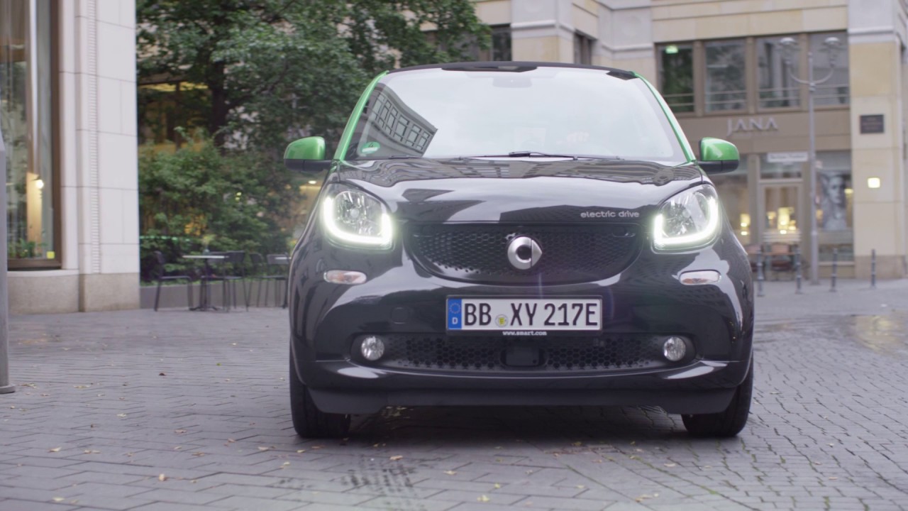 smart fortwo electric drive coupe Driving Video | AutoMotoTV