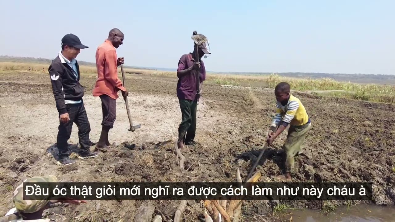 Mọi người trầm trồ khi học được cách lấy nước mới lạ của người Việt 