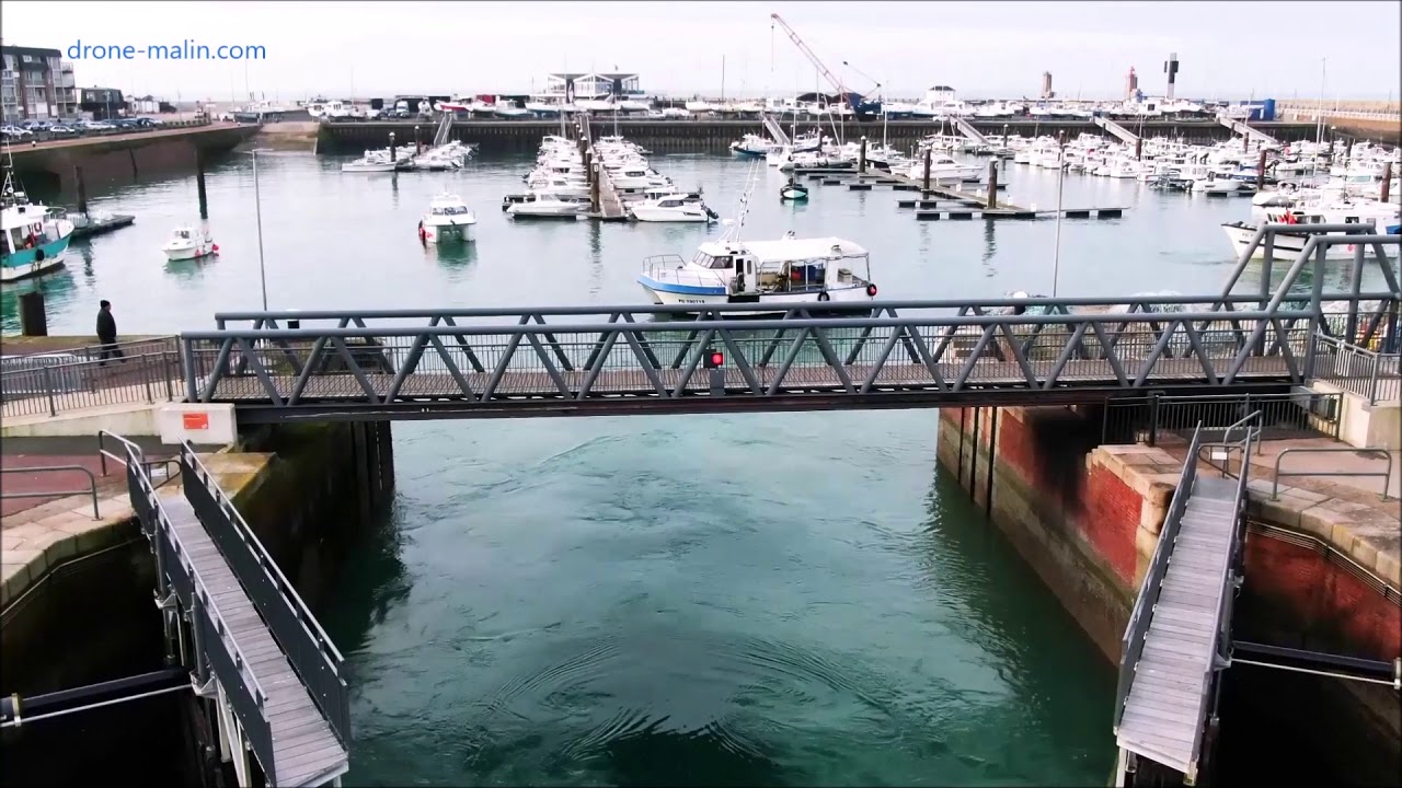 Le retour au port des bateaux de pêche de Fécamp en Normandie filmé par un drone