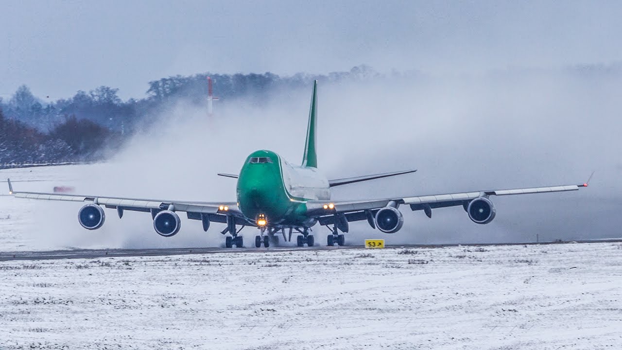 BOEING 747 creates a SNOWSTORM during DEPARTURE - FIVE B747 LANDINGS and Takeoffs (4K)