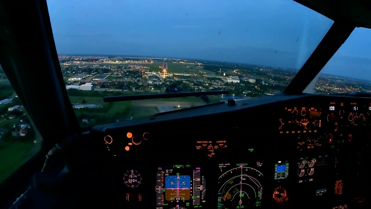 4K - Boeing 737NG lądowanie w Warszawie o zmierzchu
